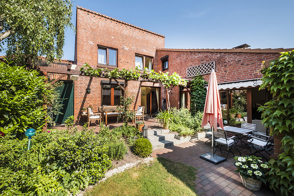 ALSTERTAL - CHARMANTES GARTENHOFHAUS MIT 2 EINGÄNGEN - Zippelius Immobilien